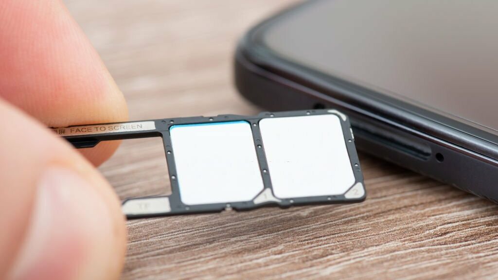 How-To-Insert-A-SIM-Card-Into-An-iPhone